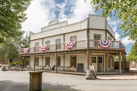 Le Village Western